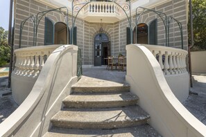 Exterior detail - Villa Liberty: Historic Villa with Private Pool & Period Frescoes (Parrana San Martino)