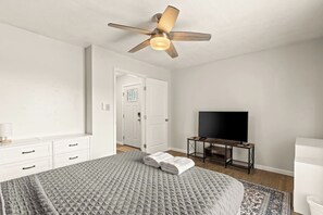 1 bedroom, iron/ironing board, travel cot, free WiFi - Incredible Location | King Bed | Sleeps 14 (San Antonio)