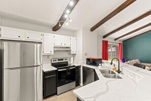 Fridge, microwave, oven, stovetop - Incredible Location | King Bed | Sleeps 14 (San Antonio)