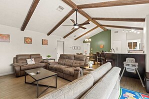 TV, fireplace, offices - Incredible Location | King Bed | Sleeps 14 (San Antonio)