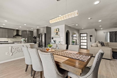 Great Location-Huge Pool | Sleeps 14 | 2 King Beds