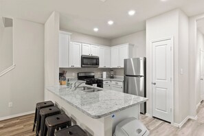 Fridge, microwave, oven, stovetop - HUGE Family Duplex 6Br+5Ba Near Sea World Lackland (San Antonio)