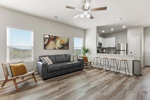 Una televisión, una oficina