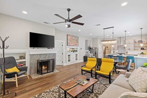 TV, fireplace, offices - Broadway Escape minutes from Downtown & The Pearl (San Antonio)