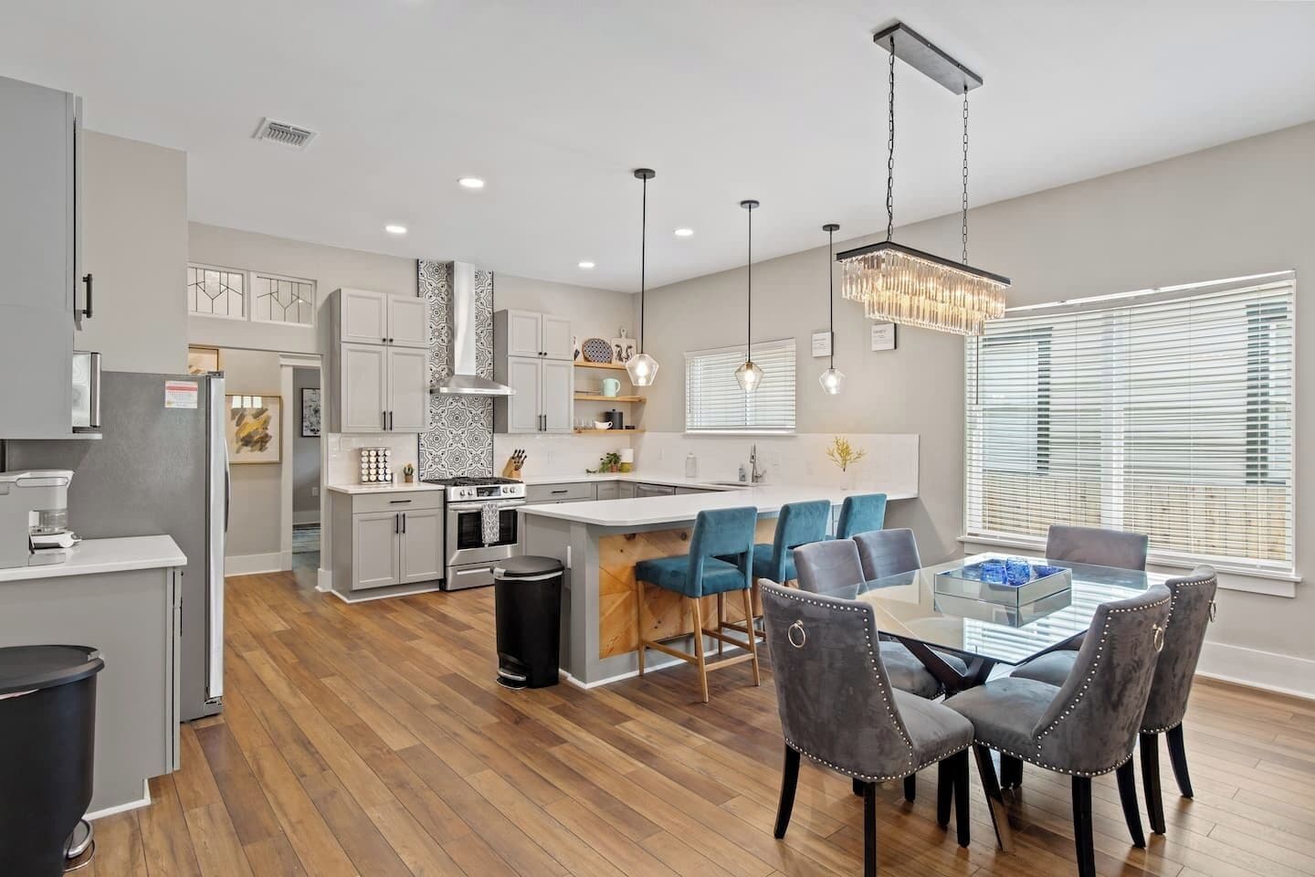 Jääkaappi, mikroaaltouuni, uuni, liesi