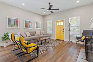 TV, fireplace, offices - Broadway Escape minutes from Downtown & The Pearl (San Antonio)