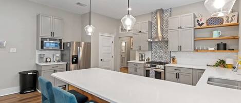 Kühlschrank, Mikrowelle, Ofen, Herdplatte