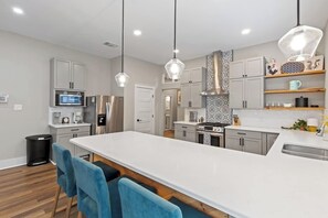 Fridge, microwave, oven, stovetop - Broadway Escape minutes from Downtown & The Pearl (San Antonio)