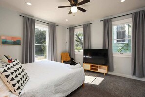 4 bedrooms, iron/ironing board, travel cot, free WiFi - Mod historic home, 3MIN to Downtown SA w/ King Bed (San Antonio)