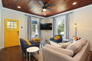 TV, offices - Mod historic home, 3MIN to Downtown SA w/ King Bed (San Antonio)