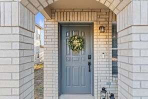 Exterior detail - Chic Modern Farmhouse-Sleeps 12- Near Randolph AFB (San Antonio)