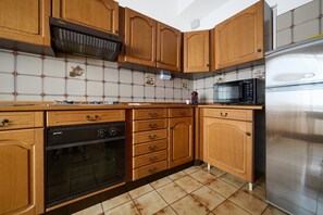 Frigorífico, microondas, horno y placa de cocina