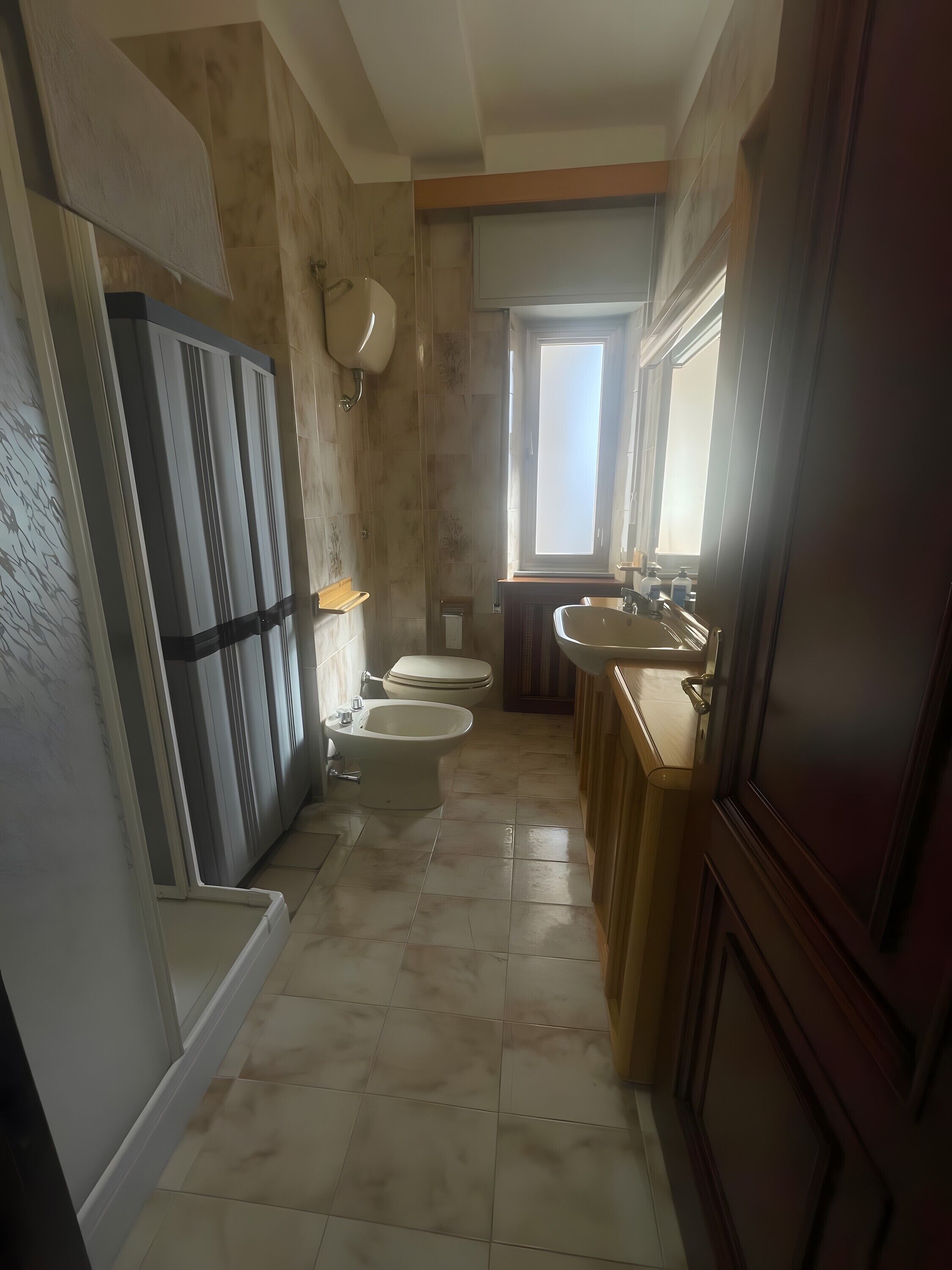 Douche, sèche-cheveux, serviettes fournies