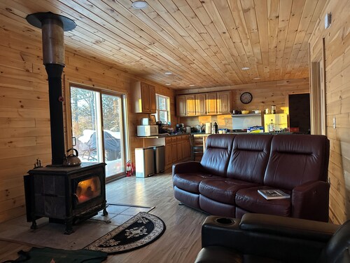 Cozy 3-bedroom cabin in charming Franklin for your getaway