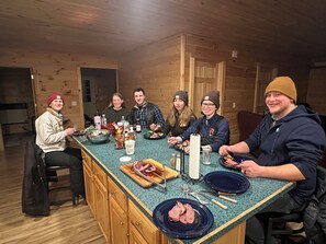 Dining - Cozy 3-bedroom cabin in charming Franklin for your getaway (Franklin)