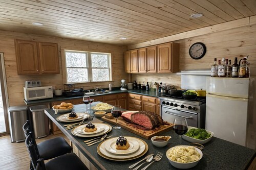 Cozy 3-bedroom cabin in charming Franklin for your getaway