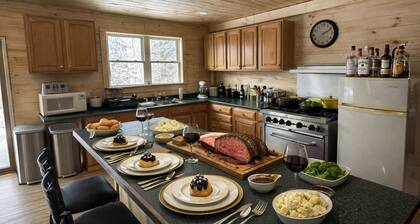 Cozy 3-bedroom cabin in charming Franklin for your getaway