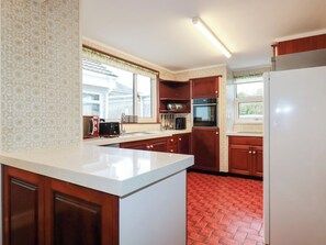 Cookware/dishes/utensils - The Bungalow (St Austell)