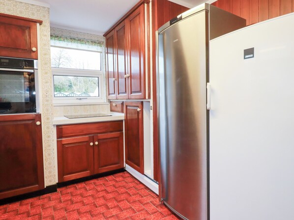 Cookware/dishes/utensils - The Bungalow (St Austell)