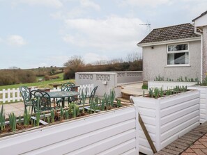 Outdoor dining - The Bungalow (St Austell)