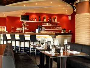 Apartamento | Bar (en el alojamiento)