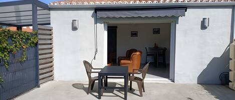 تناول الطعام بالخارج