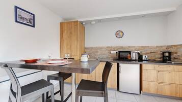 Réfrigérateur, micro-ondes, plaque de cuisson, cafetiÚre/bouilloire