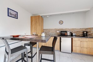 Fridge, microwave, stovetop, coffee/tea maker