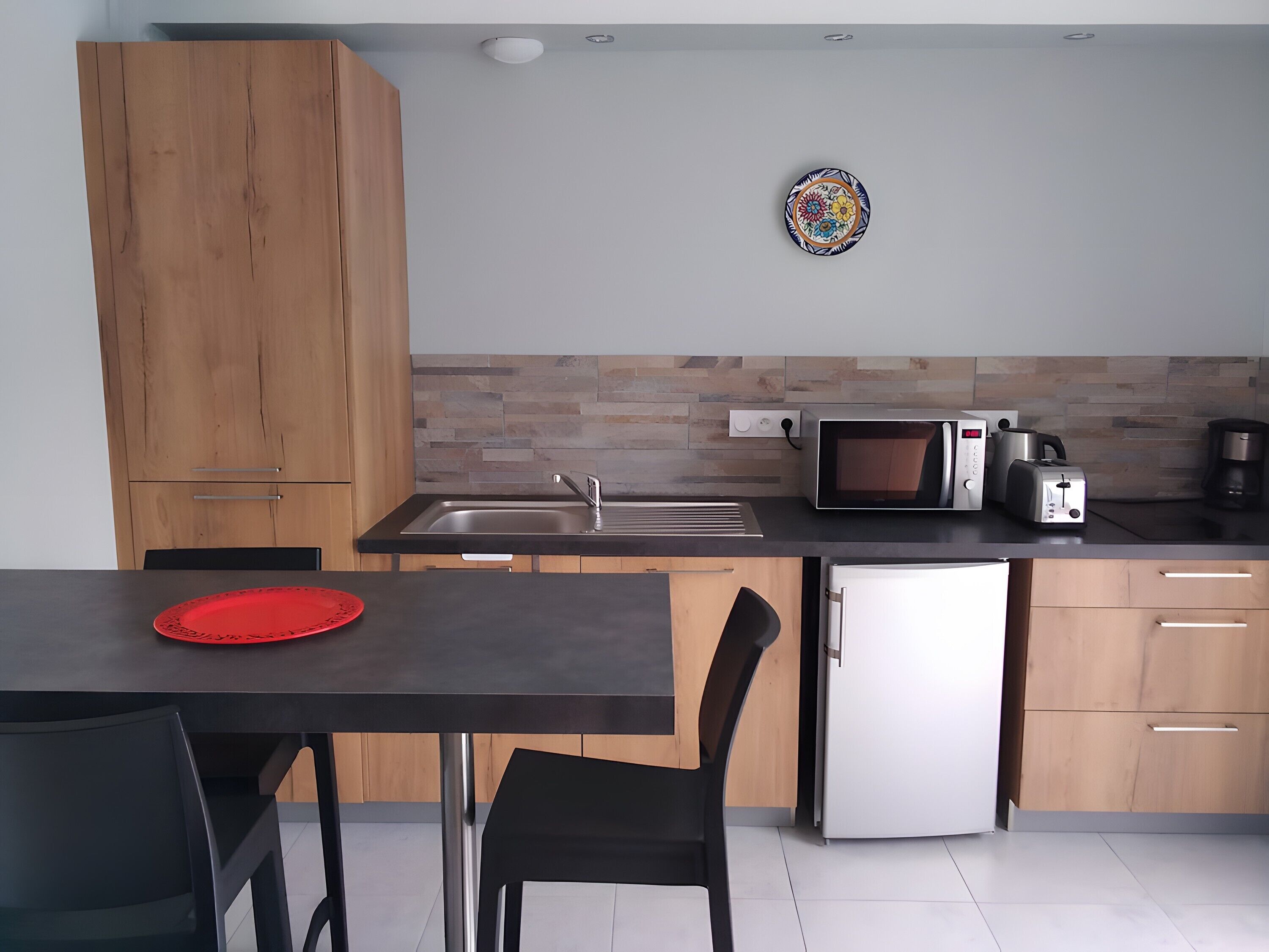 Kylskåp, mikrovågsugn, spishäll och kaffe- och tebryggare