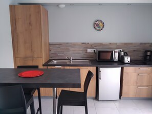 Kylskåp, mikrovågsugn, spishäll och kaffe- och tebryggare