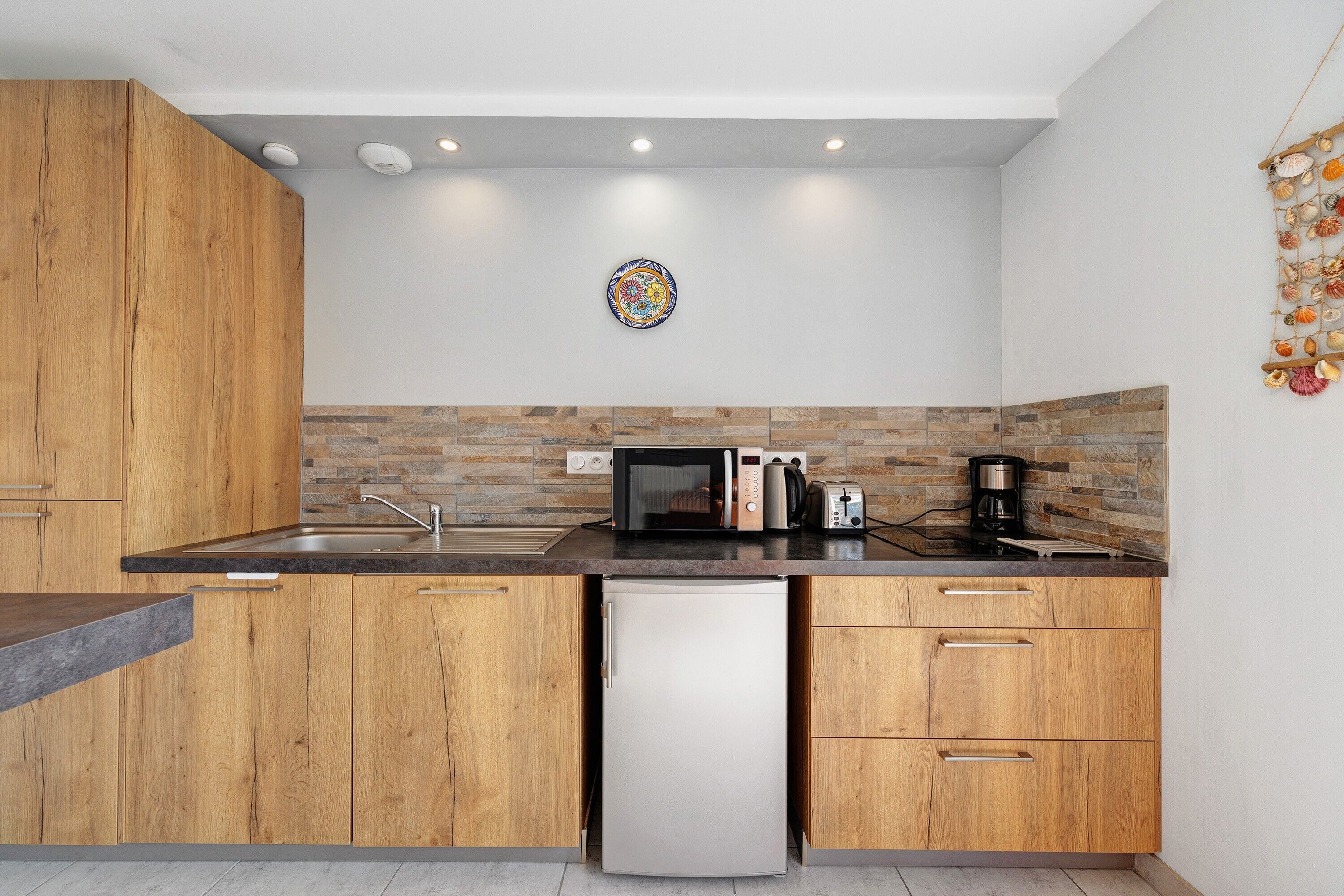 Een koelkast, een microgolfoven, een kookplaat