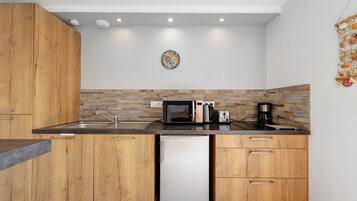 Een koelkast, een microgolfoven, een kookplaat