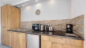 Fridge, microwave, stovetop, coffee/tea maker