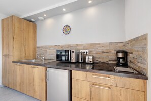 Fridge, microwave, stovetop, coffee/tea maker