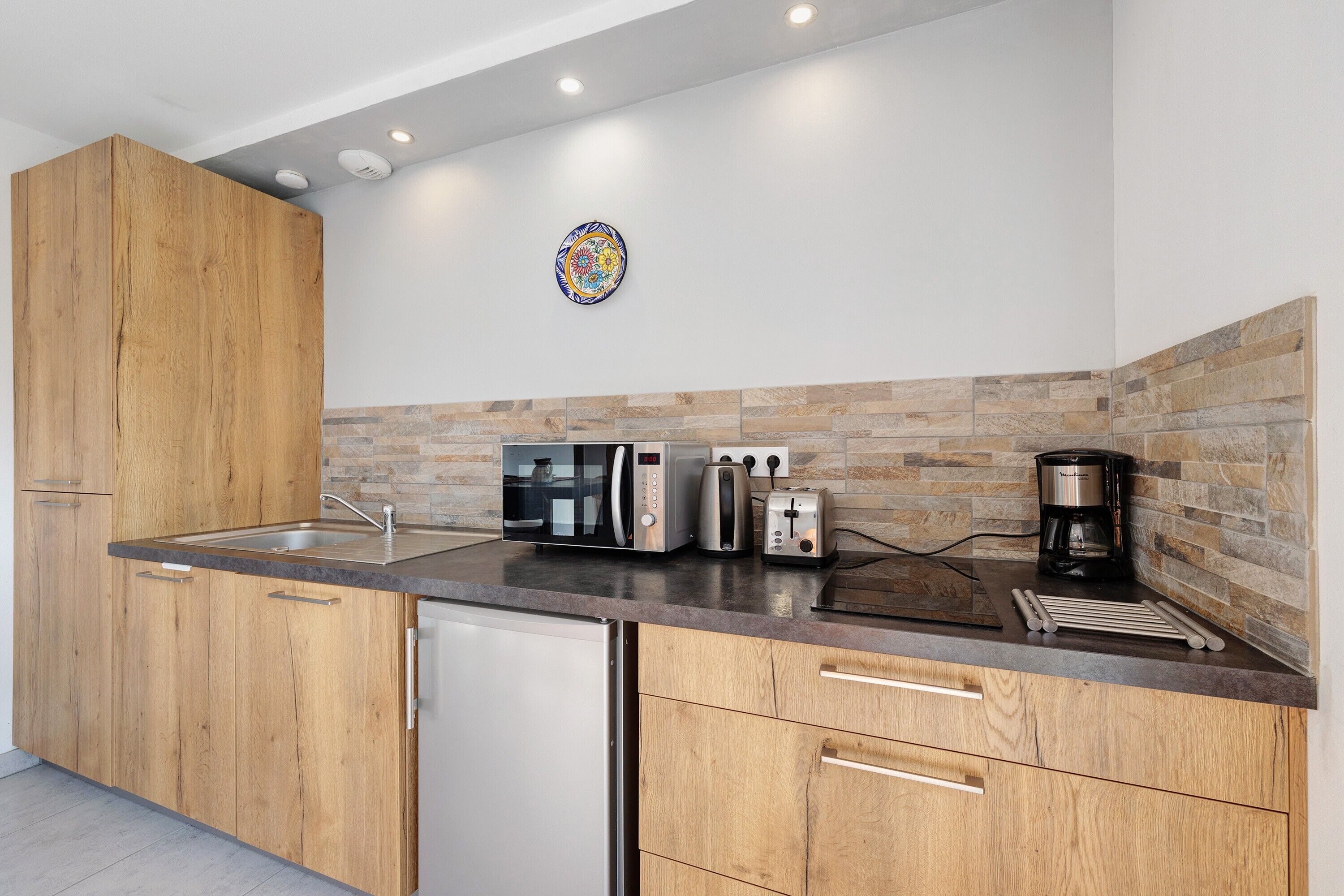 Kühlschrank, Mikrowelle, Herdplatte, Wasserkocher mit Kaffee-/Teezubehör