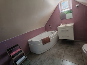 SĂšche-cheveux, serviettes fournies, savon, papier toilette