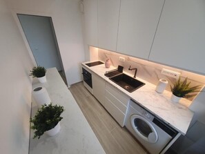 Kühlschrank, Mikrowelle, Ofen, Herdplatte