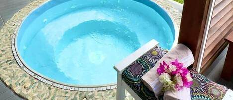 Outdoor spa tub