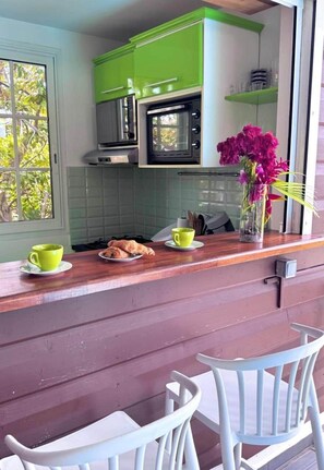 Fridge, microwave, oven, dishwasher - Le Nanou's 2-5 persons with jacuzzi (Capesterre-de-Marie-Galante)
