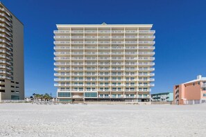 Ein mehrstöckiges Hotel mit einheitlicher Außenfassade, zahlreichen Balkonen und einem flachen Dach.
