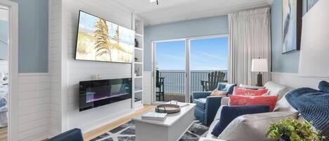 Smart TV, chimenea, futbolito y libros