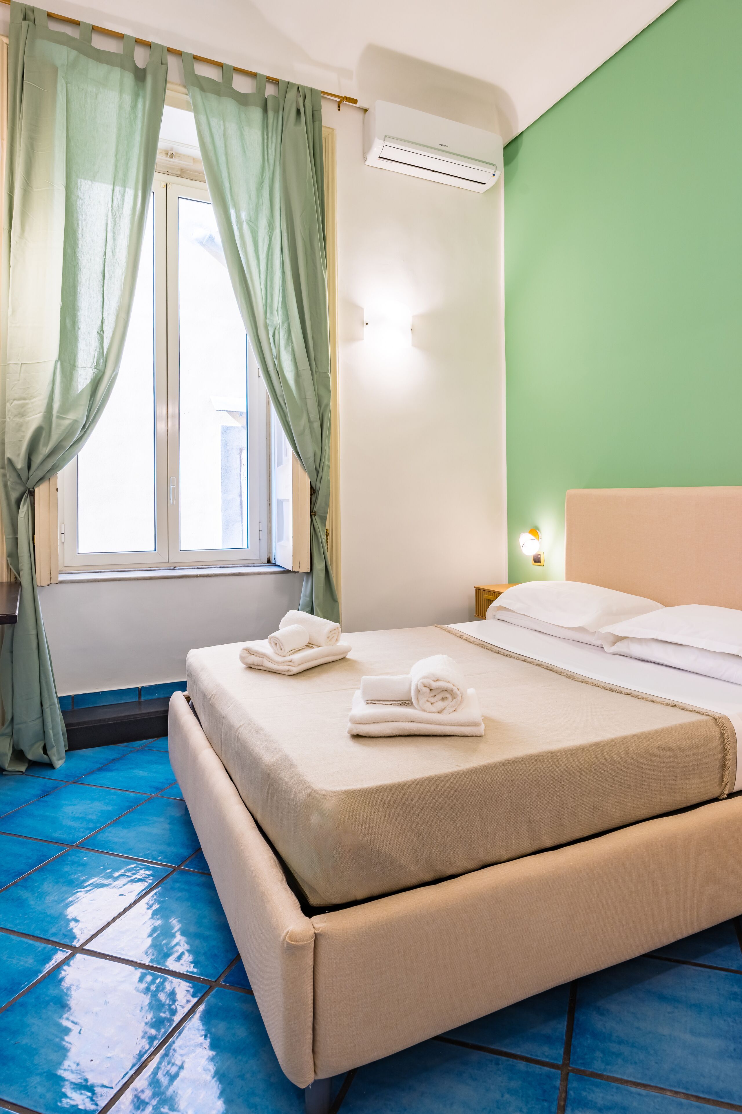 Cortinas opacas, tabla de planchar con plancha, wifi gratis