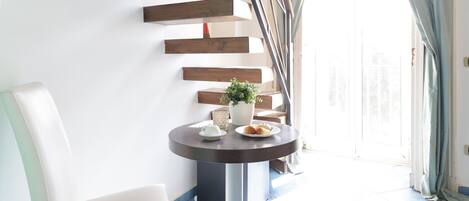 Habitación doble superior, balcón, vista al mar | Cortinas blackout, tabla de planchar con plancha y wifi gratis