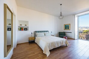 Deluxe tweepersoonskamer, uitzicht op zee | Verduisterende gordijnen, een strijkplank/strijkijzer, gratis wifi