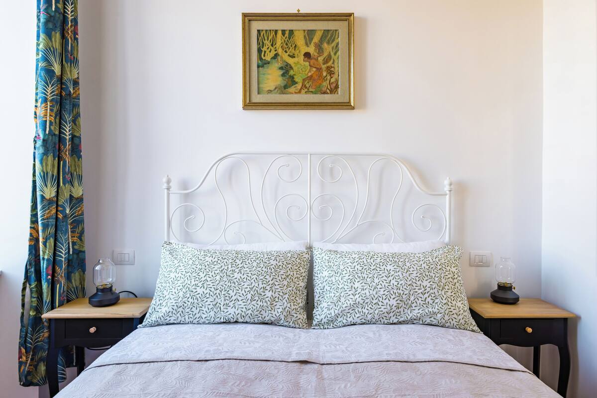 Eenvoudige tweepersoonskamer | Verduisterende gordijnen, een strijkplank/strijkijzer, gratis wifi