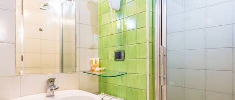 Chambre Confort double | Salle de bain | Douche, séchoir à cheveux, serviettes fournies, savon