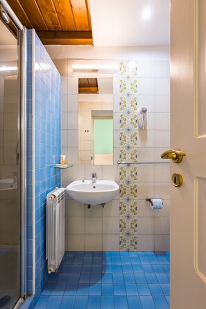 Doccia, asciugacapelli, asciugamani, sapone