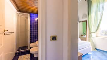 Deluxe-Doppelzimmer, Meerblick | Badezimmer | Dusche, Haartrockner, Handtücher, Seife