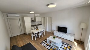 TV - WHITE ROCK - one bedroom seaview island apartment (Selca)