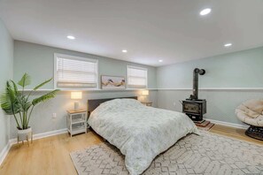 Tabla de planchar con plancha, wifi y ropa de cama 